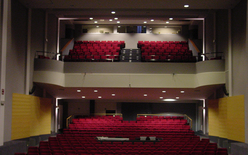 Étude et amélioration de l'efficacité latérale d'un petit hall de théâtre